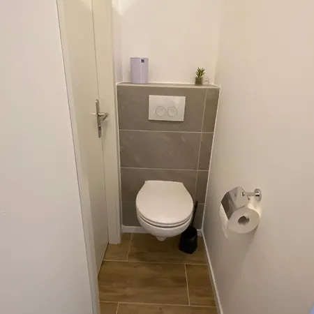 Privatunterkunft Kleines Doppelzimmer Mit Eigenem Bad Und Kühlschrank, Frisch Saniert *
