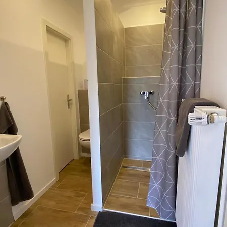 Kleines Doppelzimmer Mit Eigenem Bad Und Kuehlschrank, Frisch Saniert Pansiyon Friedrichskoog