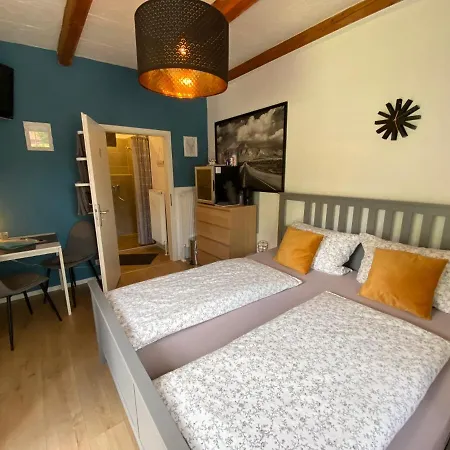 Privatunterkunft Kleines Doppelzimmer Mit Eigenem Bad Und Kühlschrank, Frisch Saniert