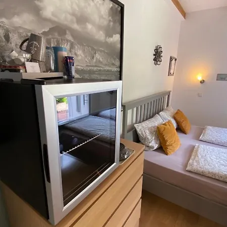 Pansiyon Kleines Doppelzimmer Mit Eigenem Bad Und Kuehlschrank, Frisch Saniert