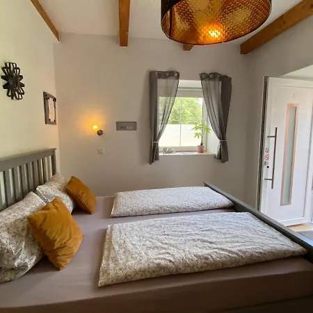 Kleines Doppelzimmer Mit Eigenem Bad Und Kuehlschrank, Frisch Saniert *