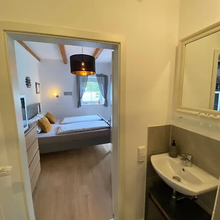 Kleines Doppelzimmer Mit Eigenem Bad Und Kuehlschrank, Frisch Saniert Pansiyon