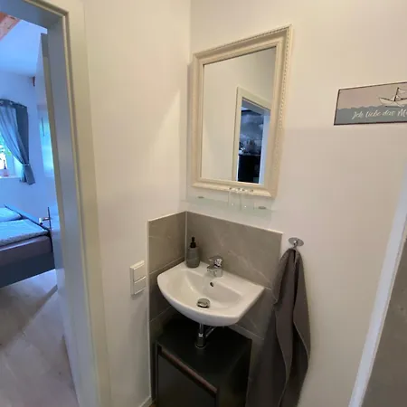 Kleines Doppelzimmer Mit Eigenem Bad Und Kuehlschrank, Frisch Saniert Pansiyon *