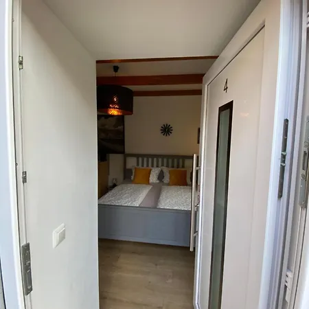 Kleines Doppelzimmer Mit Eigenem Bad Und Kuehlschrank, Frisch Saniert Pansiyon *