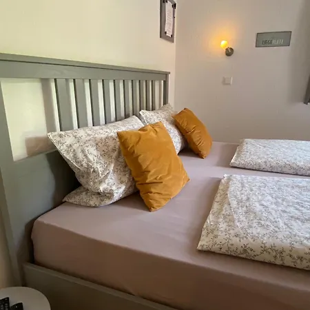 Kleines Doppelzimmer Mit Eigenem Bad Und Kuehlschrank, Frisch Saniert *