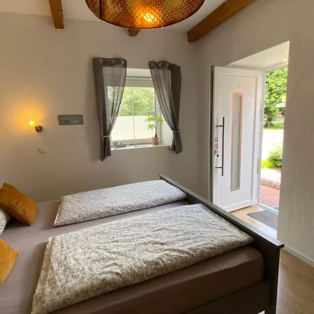 Privatunterkunft Kleines Doppelzimmer Mit Eigenem Bad Und Kühlschrank, Frisch Saniert *