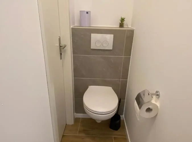 ホームステイ Kleines Doppelzimmer Mit Eigenem Bad Und Kuehlschrank, Frisch Saniert *