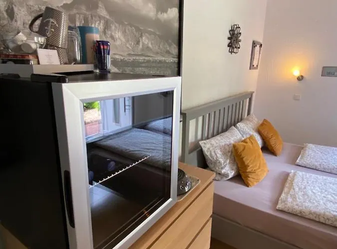 Rum i privatbostad Kleines Doppelzimmer Mit Eigenem Bad Und Kuehlschrank, Frisch Saniert